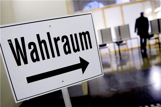 Das Schild «Wahlraum» steht im neuen Rathaus in Hannover (Niedersachsen) vor dem Raum zur Briefwahl bereit.