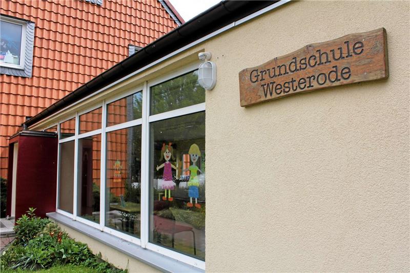 Das Schild an der Westeröder Schule ist verschwunden, es soll ein neues mit neuem Namen aufgehängt werden.   Fotos: Seltmann