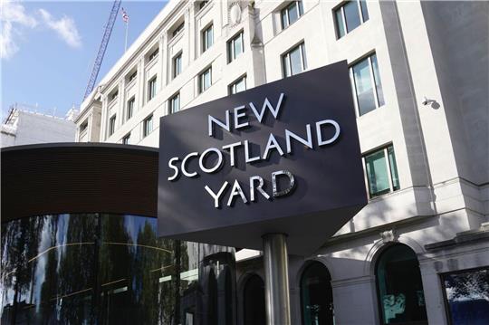 Das Schild von New Scotland Yard, dem Hauptsitz der Londoner Metropolitan Police. In London ist eine Frau mitten am Tag erstochen worden (Symbolbild).