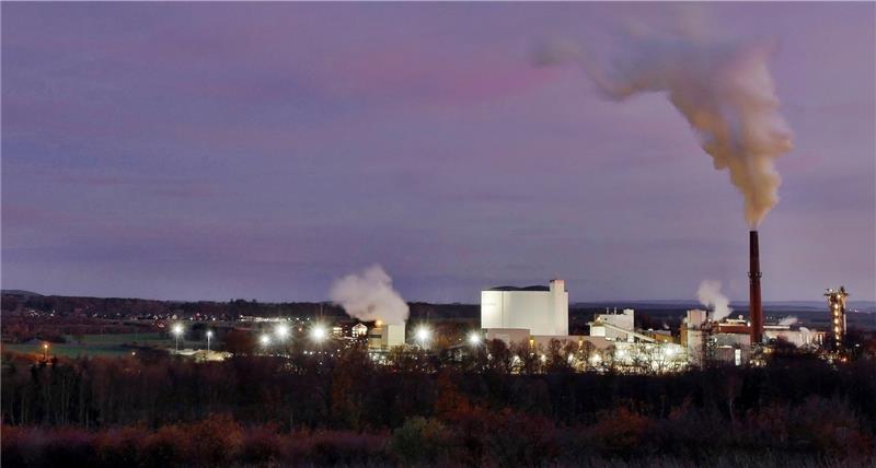 Das Schladener Nordzucker-Werk in der Kampagne. Der Betrieb läuft rund um die Uhr. Es leuchtet und dampf scheinbar überall – der Energiebedarf für die Rübenverarbeitung ist enorm. Foto: GZ-Archiv/Heinz-Dieter Jäschke
