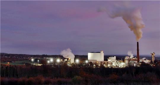 Das Schladener Nordzucker-Werk in der Kampagne. Der Betrieb läuft rund um die Uhr. Es leuchtet und dampf scheinbar überall – der Energiebedarf für die Rübenverarbeitung ist enorm. Foto: GZ-Archiv/Heinz-Dieter Jäschke