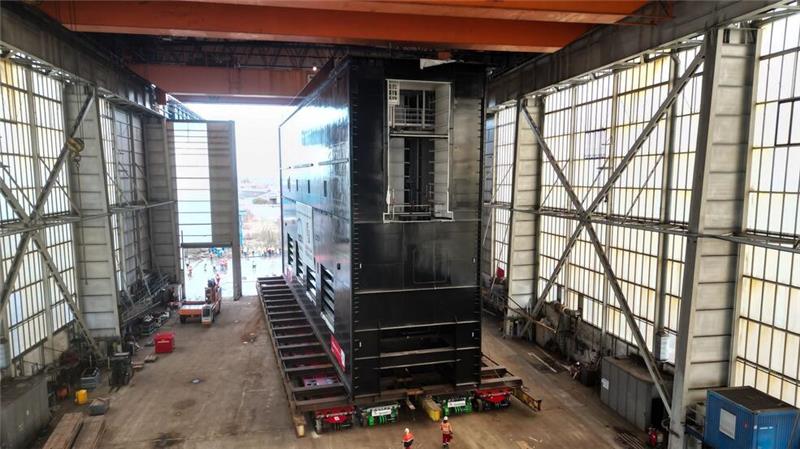 Das Schleusentor ist dem Wasserstraßen-Neubauamt zufolge so groß wie ein siebenstöckiges Haus. 
