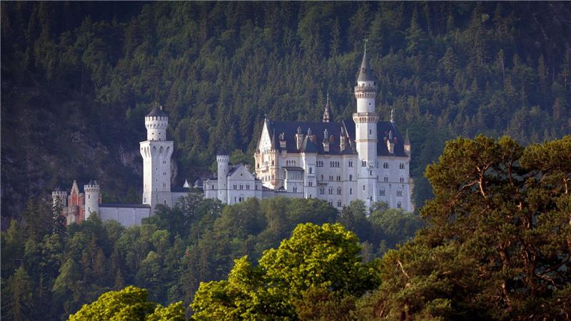 Bayern huldigt seinem „Kini“ Ludwig II. Das Schloss Neuschwanstein lockt jährlich 1,4 Millionen Besucher aus aller Welt an. (Archivbild)
