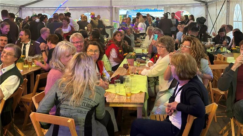 Das Foto zeigt ein vollbesetztes Schützenzelt.