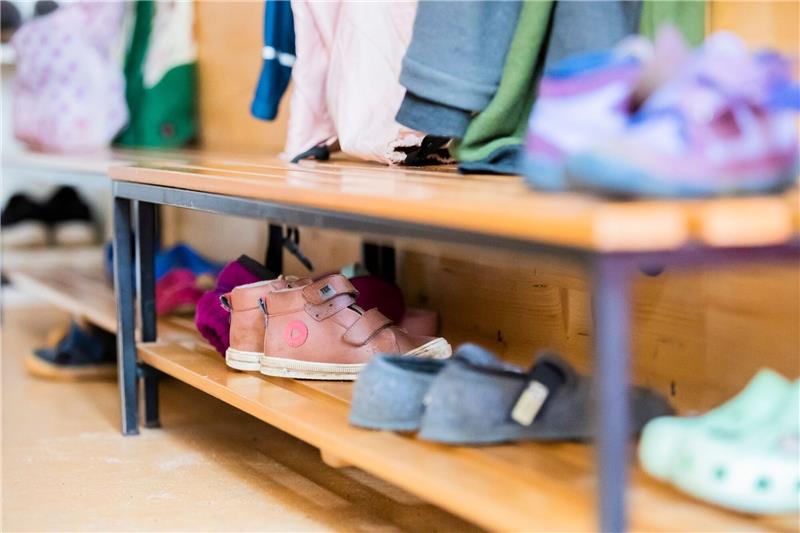 Das Schuhregal in einer Kita.