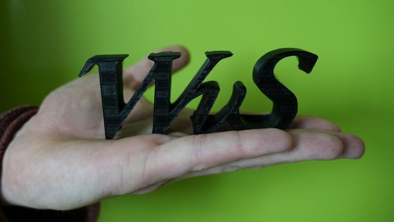 Firma Novelis spendet dem Werner-von-Siemens-Gymnasium 11.000 Euro Das Schul-Logo ist eines der ersten Ergebnisse der EDV-AG mit dem 3D-Drucker.