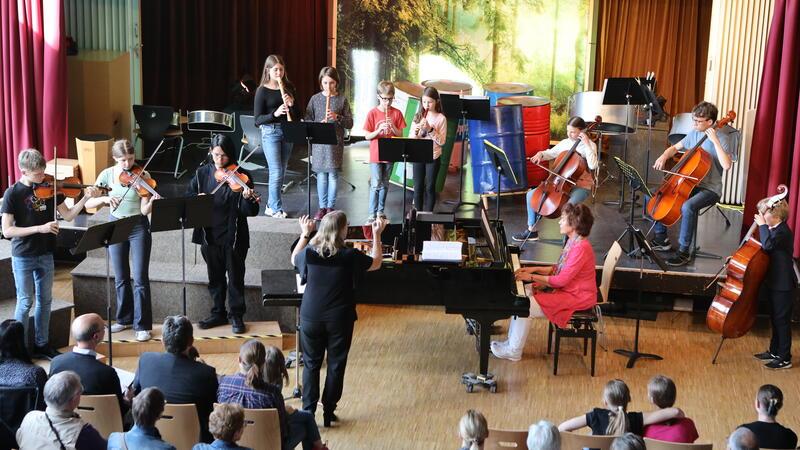 Das Schulorchester entführt das Publikum nach England.