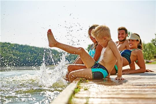 Das See- und Sommerfest verspricht am Sonntag, 24. Juli, viel Spaß mit Wasserspielen. Aber auch Turniere, Livemusik, Info-Stände und Kulinarisches soll es geben.  Symbolfoto: Adobe Stock/Robert Kneschke