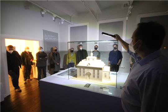Das Seesener Museum in ganz neuem Licht betrachten: In der Nacht der Zeitumstellung erkunden Interessierte die Exponate im Licht der Taschenlampen – hier ist das Modell der Seesener Synagoge zu sehen.  Fotos: Gereke