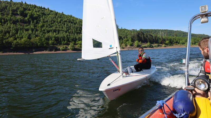 Segeln mit einer Hand? Der 13-jährige Malden macht’s vor Das Segeln ist die Leidenschaft des 13-jährigen Malden Scheffler. Seit einem Jahr ist er mit verschiedenen Booten auf der Innerstetalsperre unterwegs. Mit dabei, um Tipps zu geben: sein Co-Trainer Magnus.