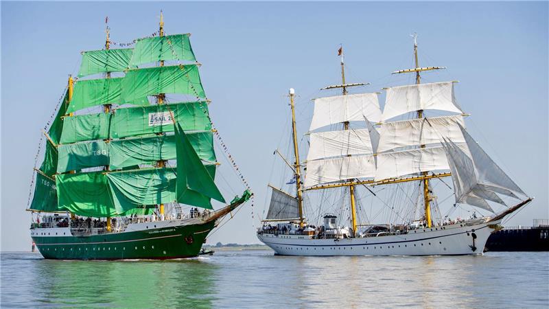 Bilder des Tages Das Segelschiff „Alexander von Humboldt II“ fährt unter seinen grünen Segeln zu Beginn der Sail Bremerhaven.