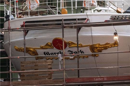 Das Segelschiff "Gorch Fock 1" steht  eingerüstet in der großen Schiffbauerhalle des Maritimen Industrie- und Gewerbeparks Volkswerft.