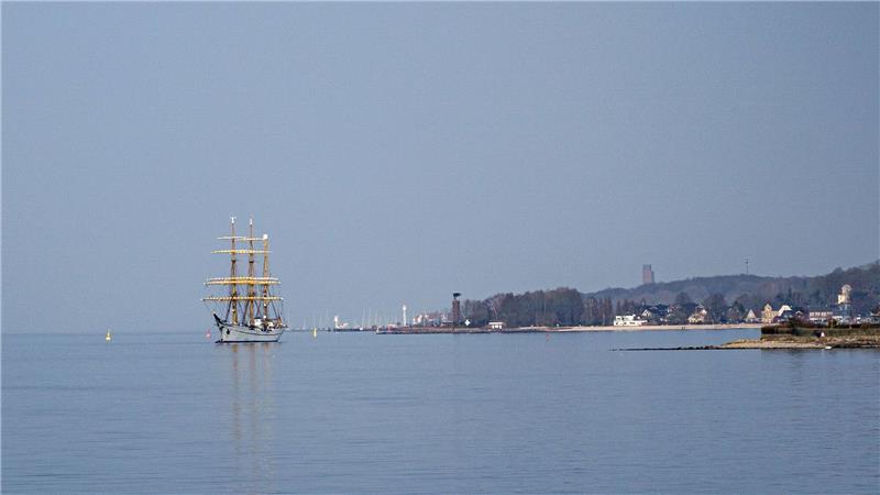 Das Segelschulschiff „Gorch Fock“ liegt in der Kieler Förde vor Anker.