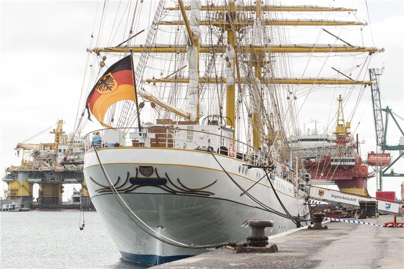Das Segelschulschiff «Gorch Fock» liegt in einem Hafen.