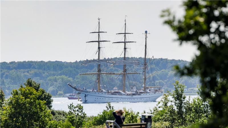 Das Segelschulschiff „Gorch Fock„ verlässt den Heimathafen durch die Kieler Förde.