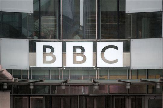 Das Sender-Logo am Eingang der britischen Rundfunkanstalt BBC in London.