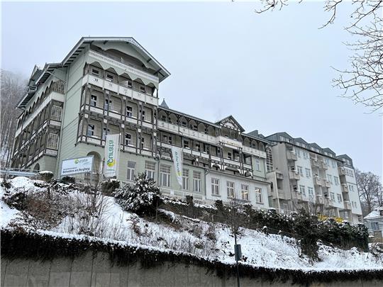 Das Seniorenheim Belvedere in Bad Harzburg gehört zur Curata-Gruppe, die sich in einem Insolvenzverfahren in Eigenverwaltung befindet und eine Sanierung begonnen hat. Derzeit ist klar, dass vier von bundesweit rund 40 Häusern geschlossen werden, das Belvedere gehört nicht dazu. Foto: Schlegel
