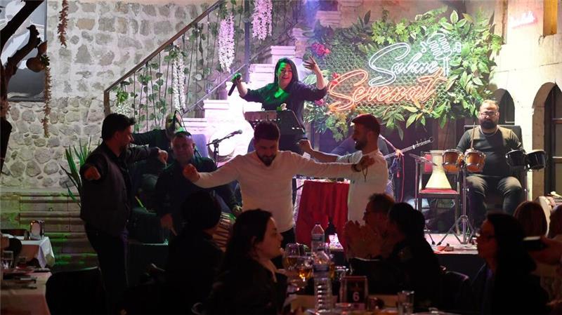 Feiern im Schutt - Das Leben nach dem Erdbeben in der Türkei Das Serenat ist ein traditionelles türkisches Gasthaus, das einzige in der zerstörten Altstadt, zwei Jahre nach den verheerenden Erdbeben in der Türkei.