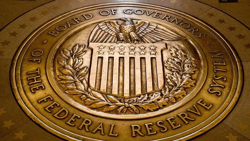 Kampf gegen Inflation: Fed lässt Leitzins auf hohem Niveau Das Siegel des Gouverneursrats des Federal Reserve Systems der USA. Die US-Notenbank Fed belässt den Leitzins erneut unverändert auf hohem Niveau.
