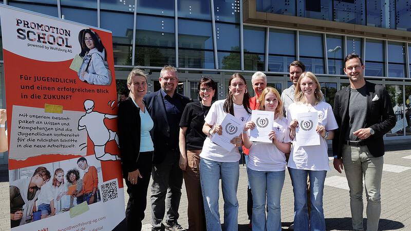 Das Siegerteam der „Denkfabrik“. Ihr gehören Makana Koch, Yasmin Rennwanz, Kayleigh Yvaine Schenk und Noemi Sinram an. Fotos: Huebner