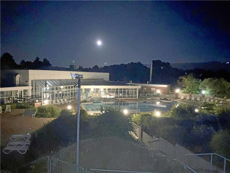 Das Silberbornbad präsentiert sich aktuell auch mit einer besonderen Illumination im Innenbereich. Foto: KTW