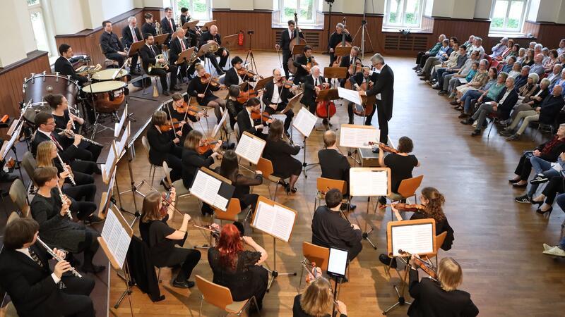 Sinfonieorchester der TU Clausthal liefert Gänsehautmoment Das Sinfonieorchester der TU Clausthal präsentiert beim Abschlusskonzert Werke, die mit Bergen und Wipfeln zu tun haben.