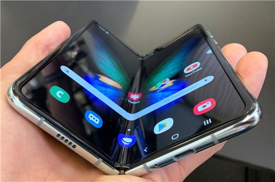 Das Smartphone Galaxy Fold von Samsung: Googles Smartphone soll aufgefaltet ein 7,6 Zoll großes Display haben - genauso groß wie beim Konkurrenz-Gerät.