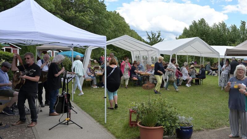 Sommerfest im Hospiz Christophorus-Haus in Goslar Das Sommerfest im schönen Garten des Christophorus-Hauses lockte eine Vielzahl an Besuchern in das Haus und aufs Gelände.