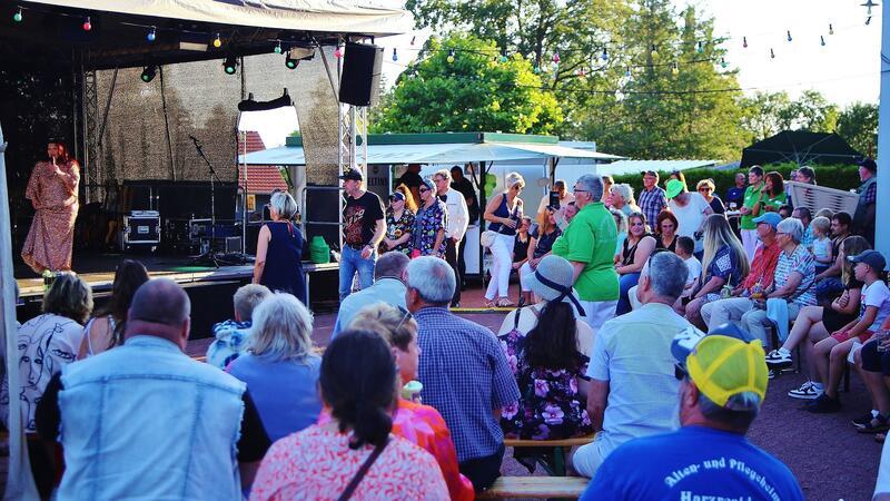 Das Sommerfest vor dem Alten- und Pflegeheim „Harzresidenz“ in St. Andreasberg ist gut besucht.