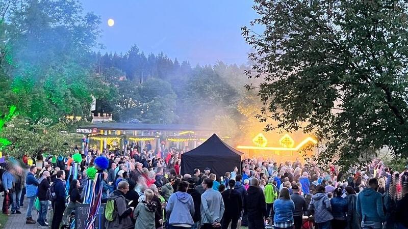 Das Sommerfest vor einem Jahr ist bei warmen Temperaturen ein großer Erfolg.