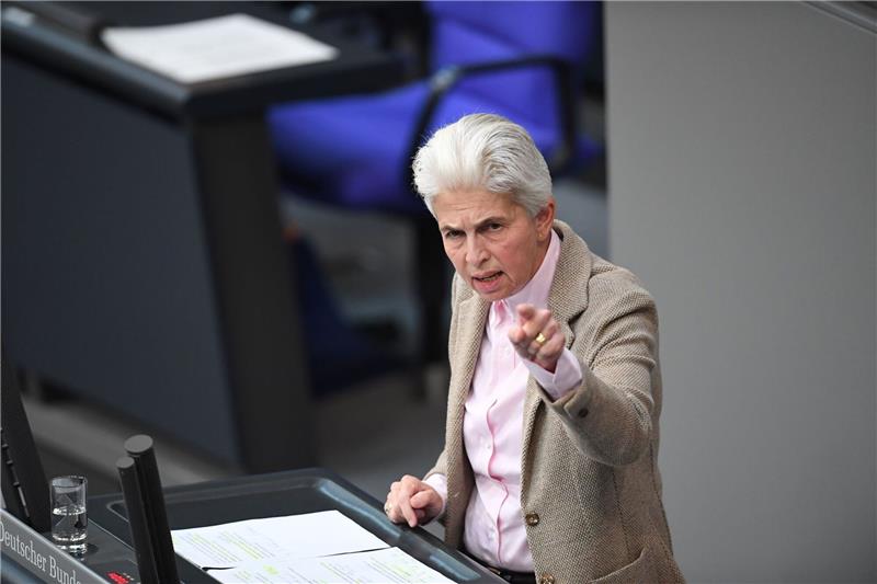 Strack-Zimmermann: Ausrüstung und Ukraine-Hilfe sichern «Das Sondervermögen Bundeswehr in Höhe von 100 Milliarden Euro bleibt weiter vorhanden, da es im Grundgesetz verankert ist. Hier gibt es keine Auswirkungen des Urteils», sagt Marie-Agnes Strack-Zimmermann.