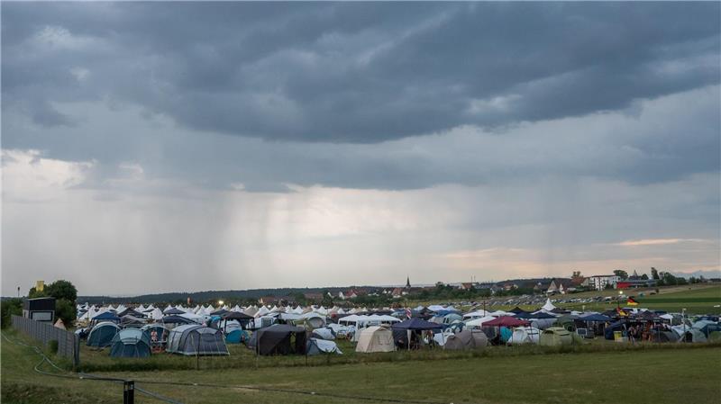 Hitzewelle bringt Unwetter, Verletzte und Straßenschäden Das Southside-Festival wurde am Freitagabend kurzzeitig unterbrochen.