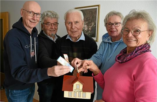 Das Sparhäuschen mit Schlitz im Schornstein stammt aus den Anfängen des Sparclubs. Beim symbolischen Spar-Foto machen alle mit (v.li.): Johannes Golisch, Dieter Sieburg, Gerhard Teupel, Roswitha Golisch und Marena Tuchtefeld.