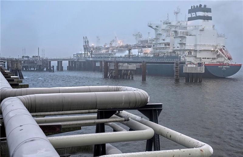 Das Spezialschiff «Höegh Esperanza» liegt in Wilhelmshaven vor Anker.