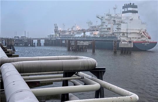 Das Spezialschiff «Höegh Esperanza» liegt während der Eröffnung des LNG-Terminals in Wilhelmshaven vor Anker.