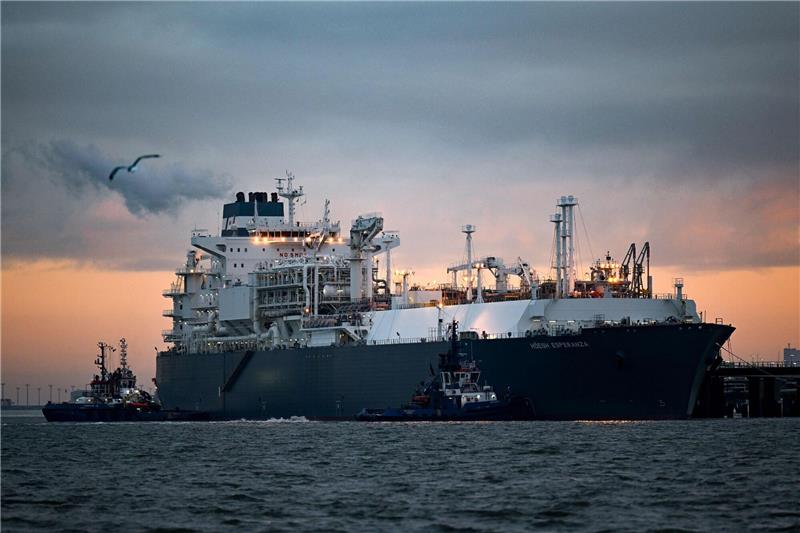 LNG-Terminal nutzt weiter Chlor - Menge könnte aber sinken Das Spezialschiff «Höegh Esperanza» wird in Wilhelmshaven angelegt.
