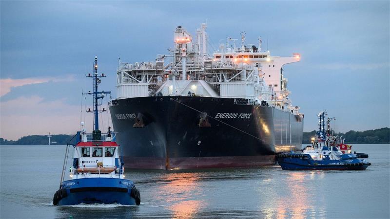 Das Spezialschiff und schwimmende LNG-Terminal „Energos Force“ legt im Industriehafen Stade-Bützfleth an. 
