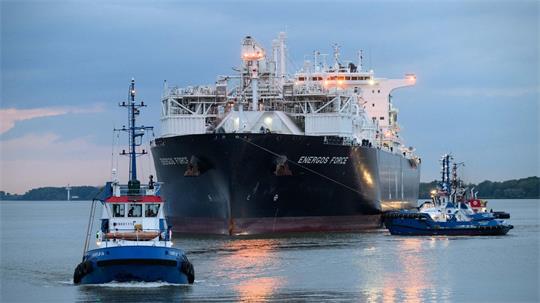 Das Spezialschiff und schwimmende LNG-Terminal „Energos Force“ legt im Industriehafen Stade-Bützfleth an. 