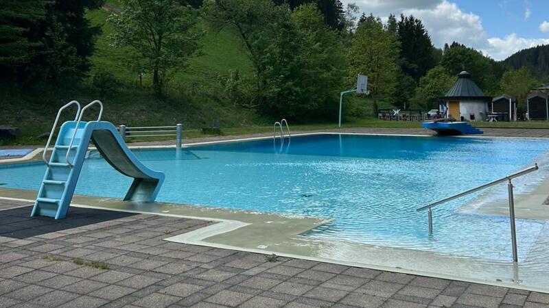 Das Spiegelbad Wildemann besteht aus einem Planschbecken, einem Nichtschwimmerbereich mit Rutsche, einem Schwimmbecken mit Sprungbrett, einer Liegewiese, einem Sandkasten und einem Kiosk.
