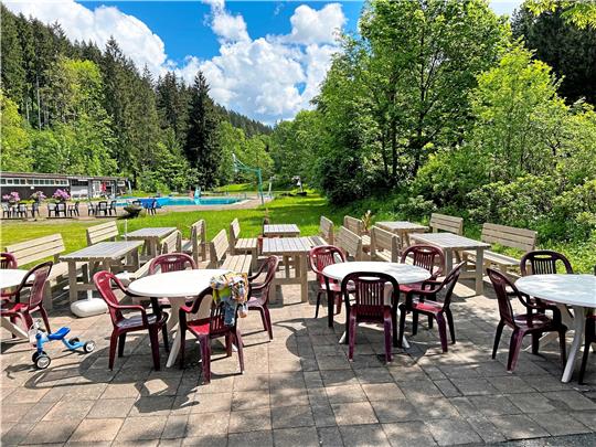 Das Spiegelbad mit vergrößerter Kioskterrasse und neuen Tischen ist bereit, in die neue Saison zu starten. Foto: Privat