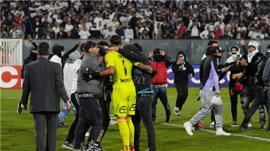 Das Spiel Colo Colo - Fortaleza in Santago de Chile wurde nach Ausschreitungen abgebrochen.