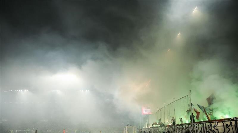 Evolution, nicht Sensation: Werder klettert Das Spiel FC St. Pauli und Werder Bremen muss wegen Pyro-Nebels unterbrochen werden.