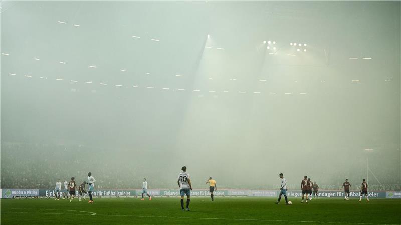 Das Spiel von Hannover 96 gegen den VfL Bochum ist wegen Rauch im Stadion unterbrochen.