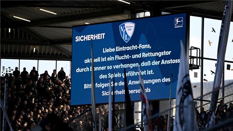 Nach erneutem Fahnen-Eklat: Frankfurt siegt in Bochum Das Spiel wurde 50 Minuten später als geplant angepfiffen.