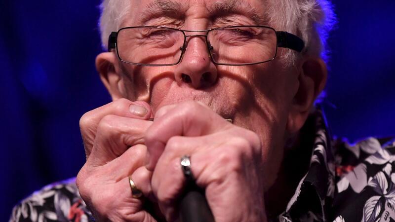 „Godfather of British Blues“: John Mayall ist tot Das Spielen der Instrumente hatte sich John Mayall selbst beigebracht.