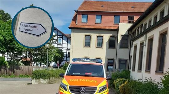 Ein Notarzt-Fahrzeug steht vor dem betroffenen Krankenhaus