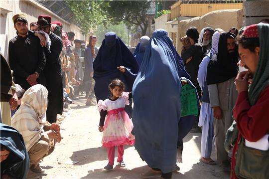 Das Stadtbild in Kabul ist von der Burka geprägt. Frauen müssen das Gewand tragen. Foto: Guler/picture alliance/AA