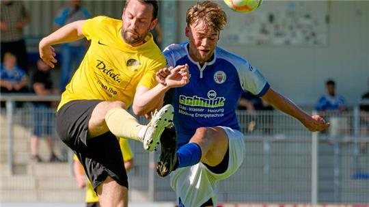Das Stadtderby Goslarer SC 08 gegen den SV Rammelsberg, hier Felix Rühle (r.), der in dieser Partie beim 6:1 drei Tore erzielt, und Simon Fritzsche, gibt es im Pflichtspielbetrieb auf absehbare Zeit nicht mehr. Der SVR steigt zusammen mit dem SC 18 Harlingerode ab.