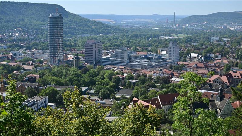 Stadt-Begrünung könnte Zahl der Hitzeopfer deutlich senken Das Stadtgebiet von Jena an einem heißen Sommertag. (Archivbild)