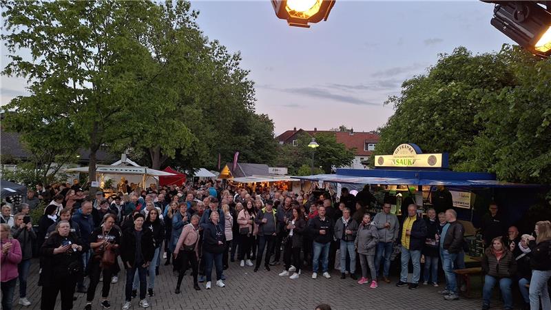Oker feiert ein Fest mit Musik, Spiele und Feuerwerk Das Stadtteilfest in Oker ist gut besucht.